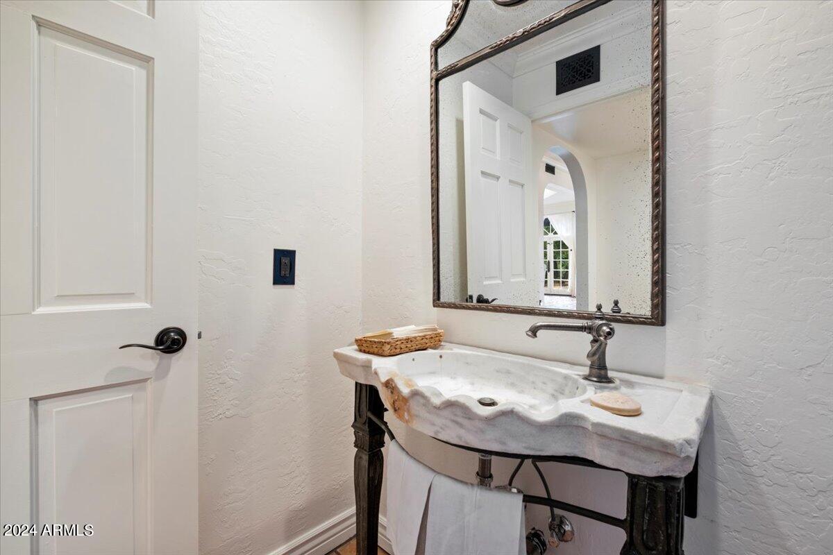 8712 North 68th Street Paradise Valley, AZ 85253 - Photo 29 of 44 Powder Room