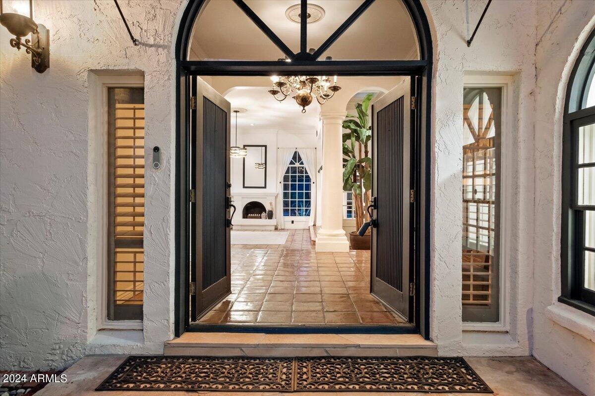 8712 North 68th Street Paradise Valley, AZ 85253 - Photo 4 of 44 Foyer