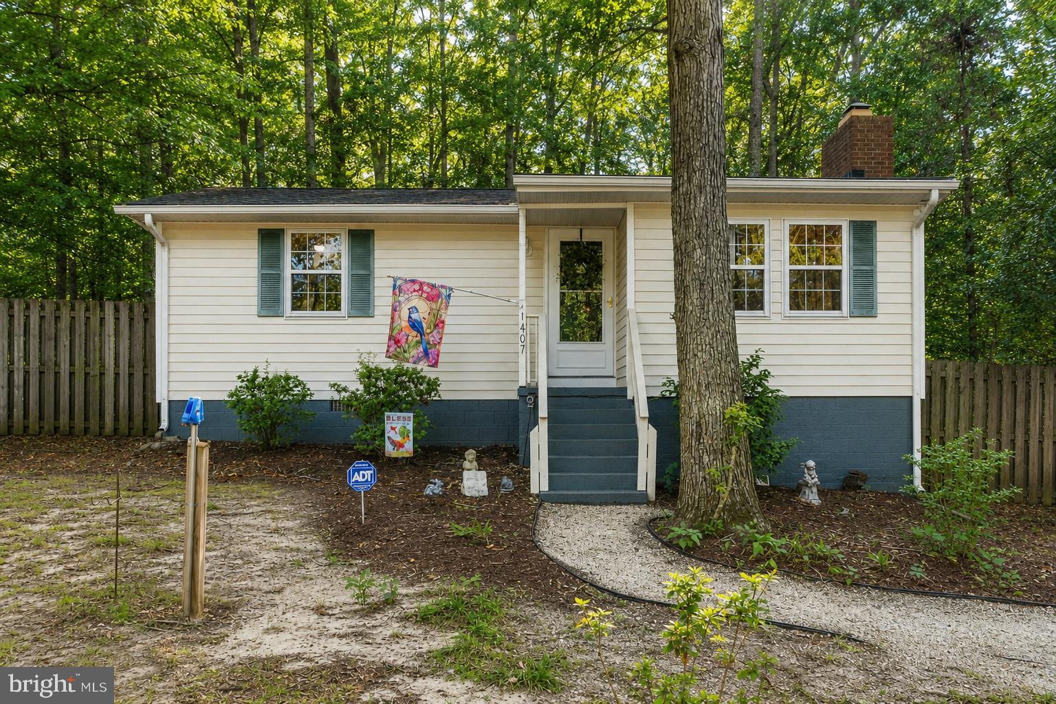 CHARMING UPDATED 3 bed/1 bath/ .51 acres in Lusby!