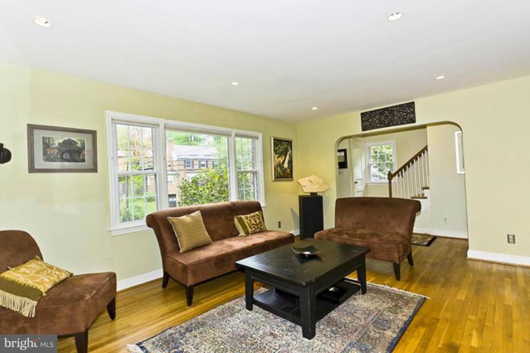 307 Mansfield Road Silver Spring, MD 20910 - Photo 3 of 30 Living Room