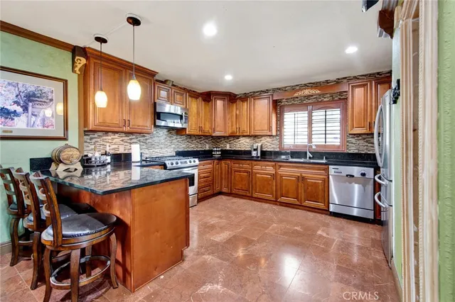 a view of a yard with a house