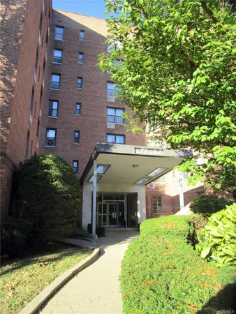 $1,947 | 123 Valentine Lane, Unit 4E, Yonkers, NY 10705