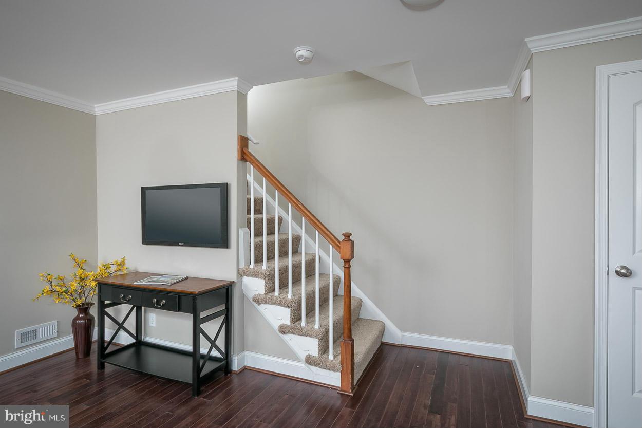 1136 Newfield Road Baltimore, MD 21207 - Photo 4 of 30 Living Room