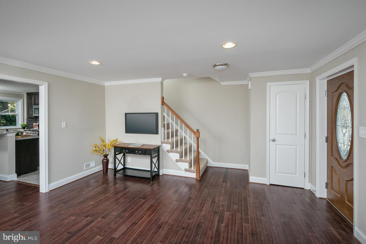 1136 Newfield Road Baltimore, MD 21207 - Photo 5 of 30 Living Room