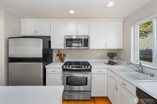 $966,000 | 5121 27th Avenue Northeast, Seattle, WA 98105
