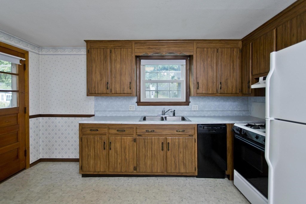 52 Piper Cross Road West Springfield, MA 01089 - Photo 6 of 30 Gallery Image 6