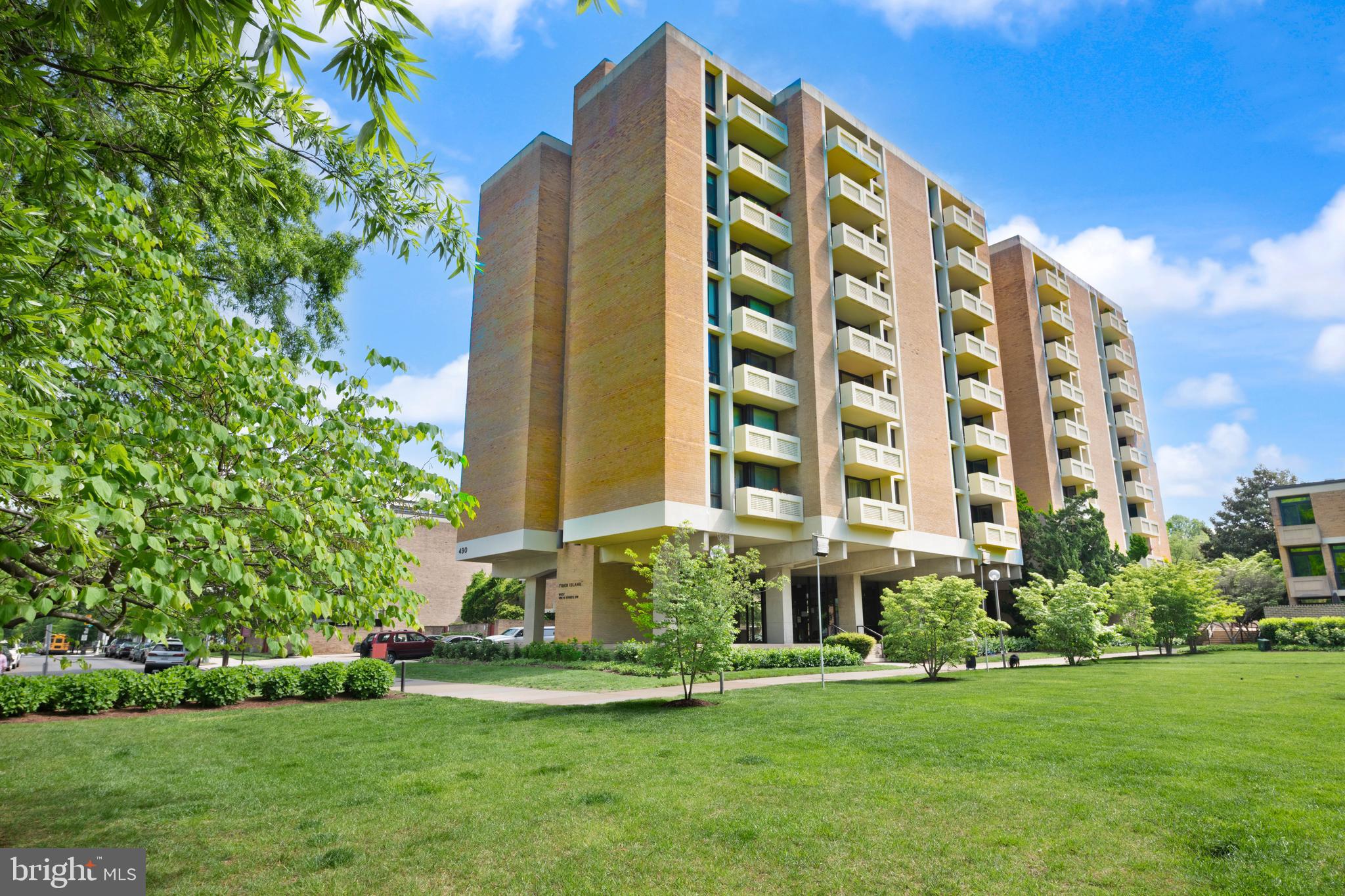 490 M Street Southwest, Unit W802 Washington, DC 20024 - Photo 19 of 23 front view of a tall building