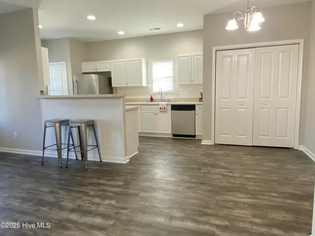 $1,950 | 842 Kiawah Lane, Wilmington, NC 28412