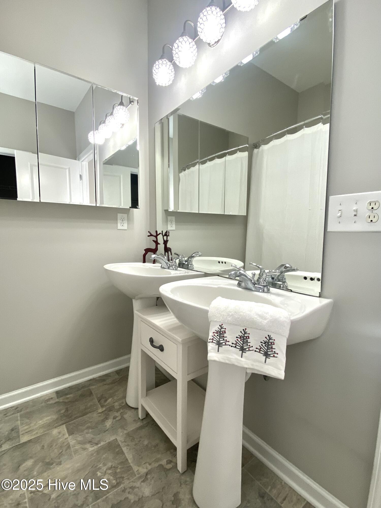 842 Kiawah Lane Wilmington, NC 28412 - Photo 25 of 51 Double sinks