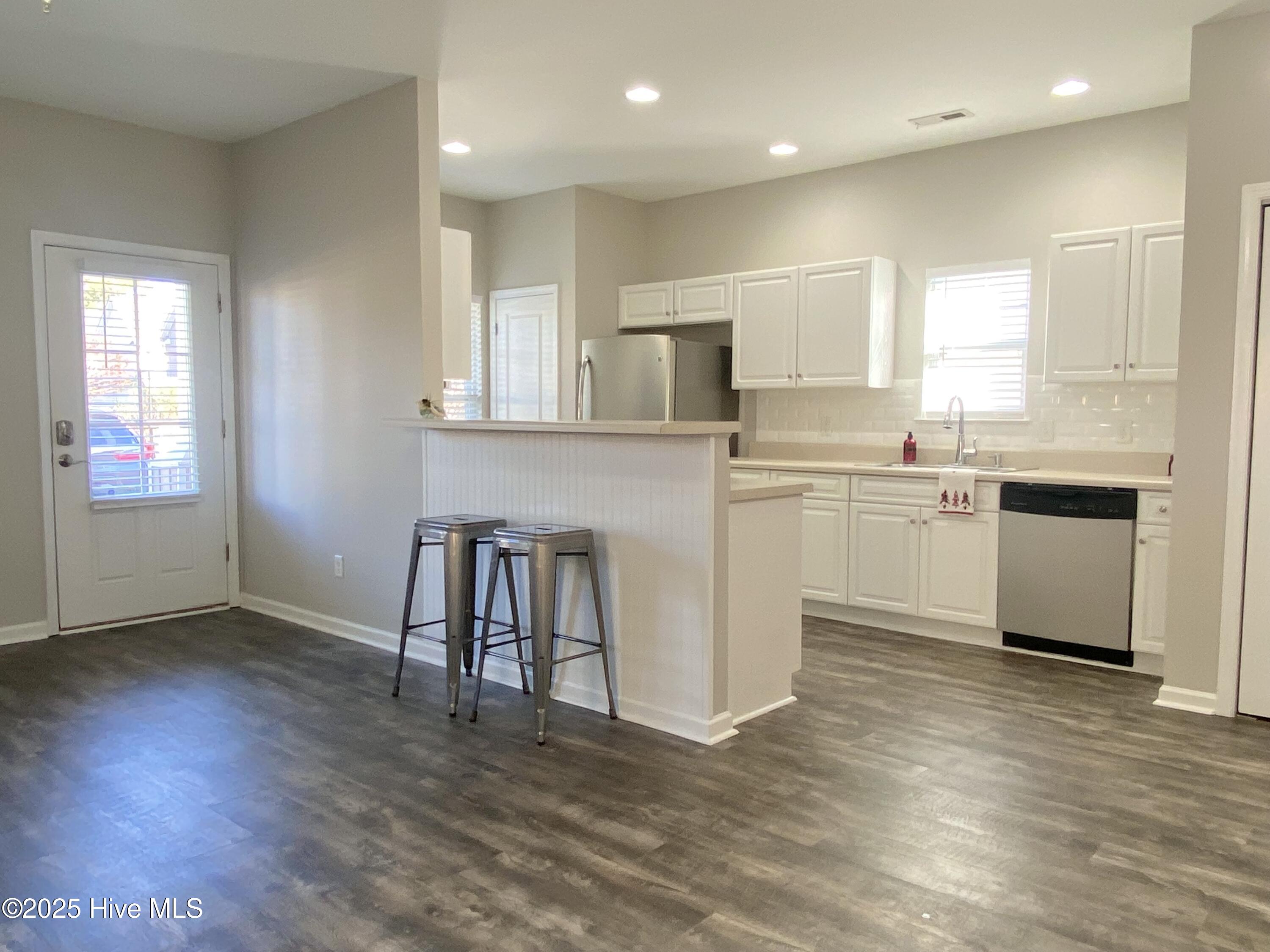 842 Kiawah Lane Wilmington, NC 28412 - Photo 9 of 51 Bar. Stools for use.