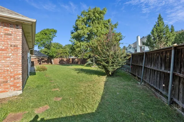a view of a backyard with pathway