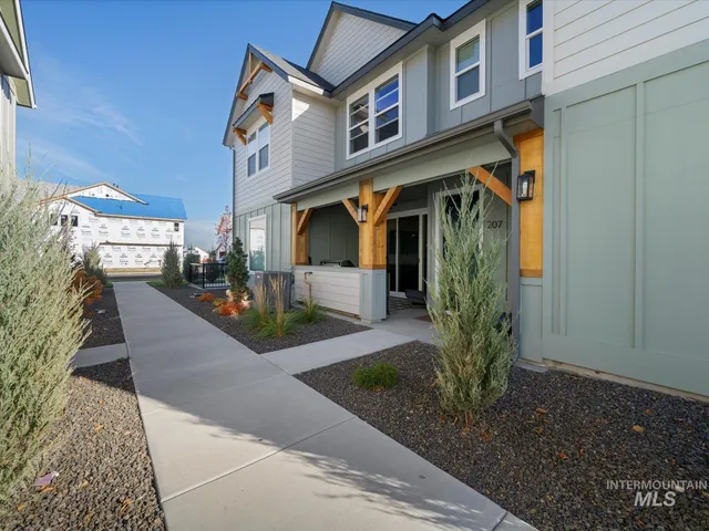 $385,000 | 207 South Pecknold Lane, Star, ID 83669