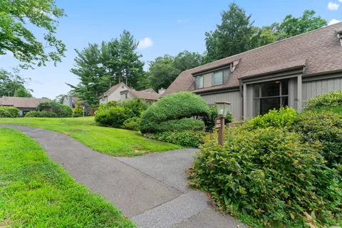 $269,000 | 352 Heritage Village, Unit B, Southbury, CT 06488