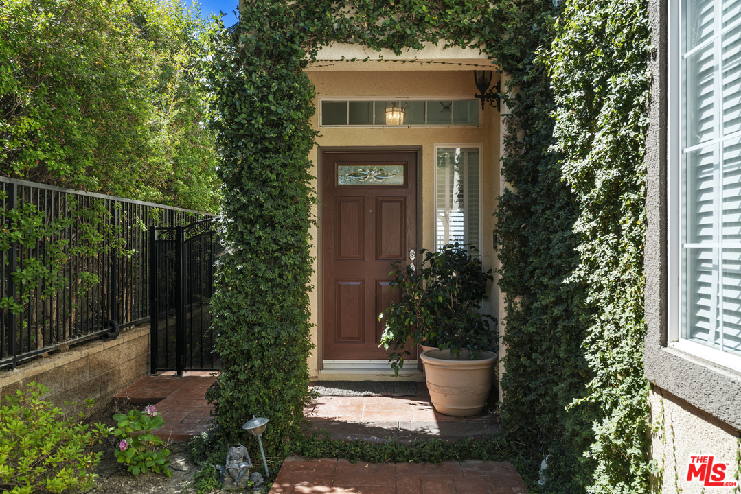 20536 Bergamo Way Porter Ranch, CA 91326 - Photo 3 of 34 Gallery Image 3