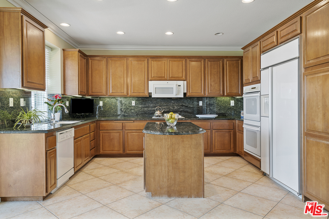 20536 Bergamo Way Porter Ranch, CA 91326 - Photo 7 of 34 Gallery Image 7