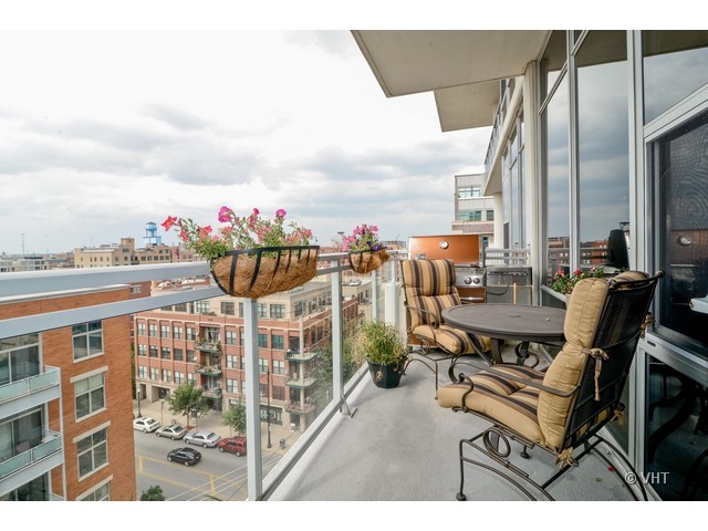 901 West Madison Street, Unit 809 Chicago, IL 60607 - Photo 11 of 12 a view of a chairs and table in patio