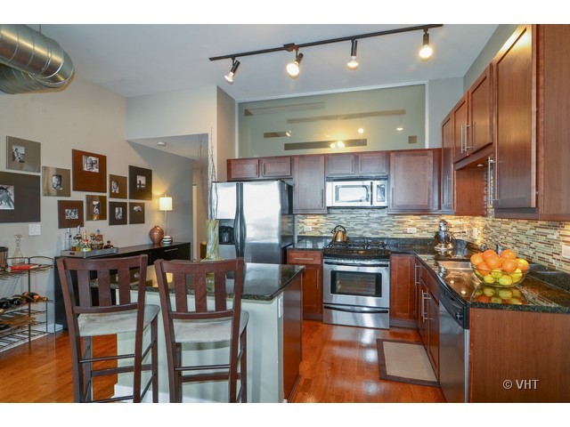 901 West Madison Street, Unit 809 Chicago, IL 60607 - Photo 3 of 12 a kitchen with lots of counter top space