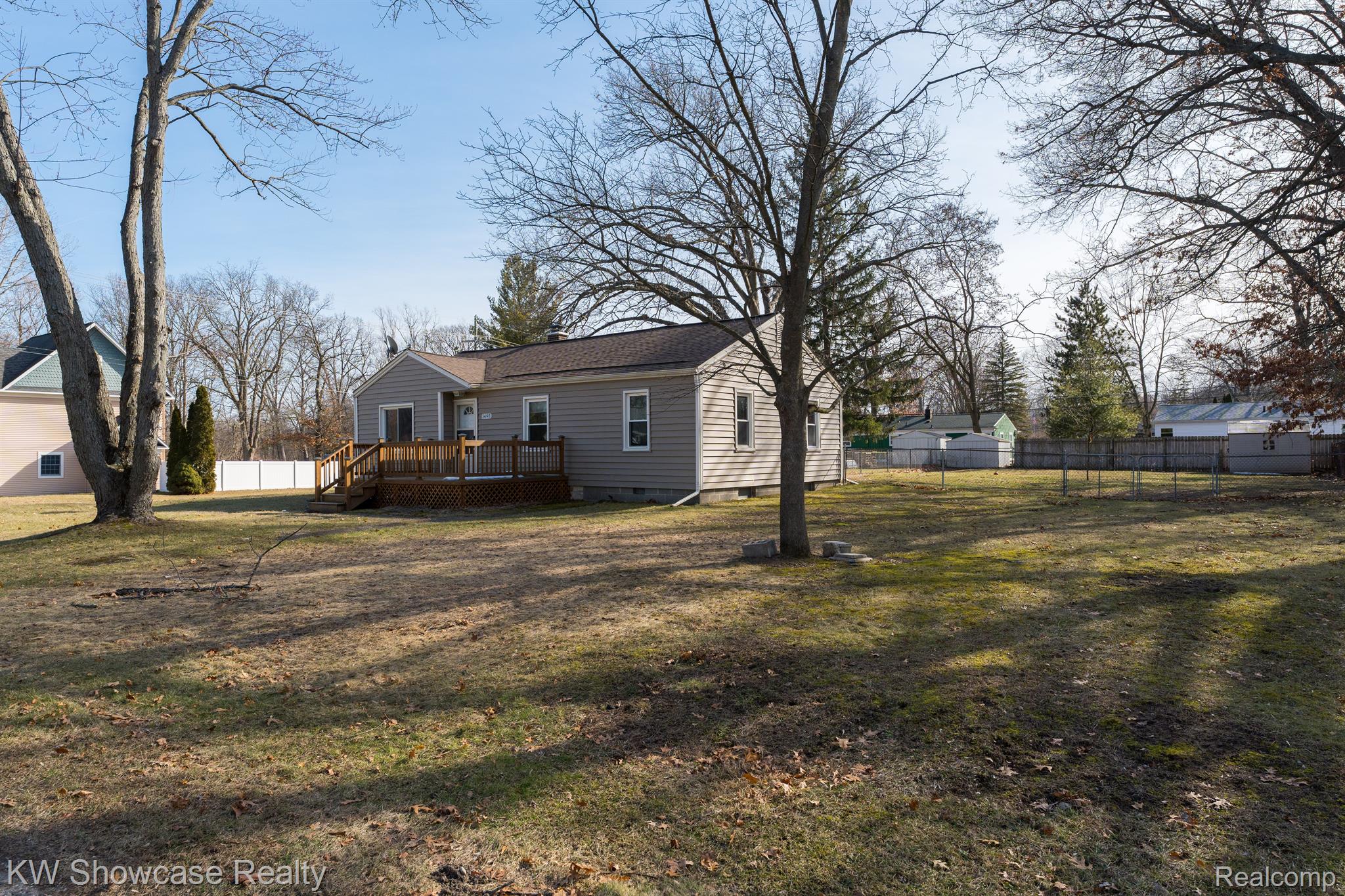 5693 Crescent Road Waterford, MI 48327 - Photo 5 of 56 Gallery Image 5
