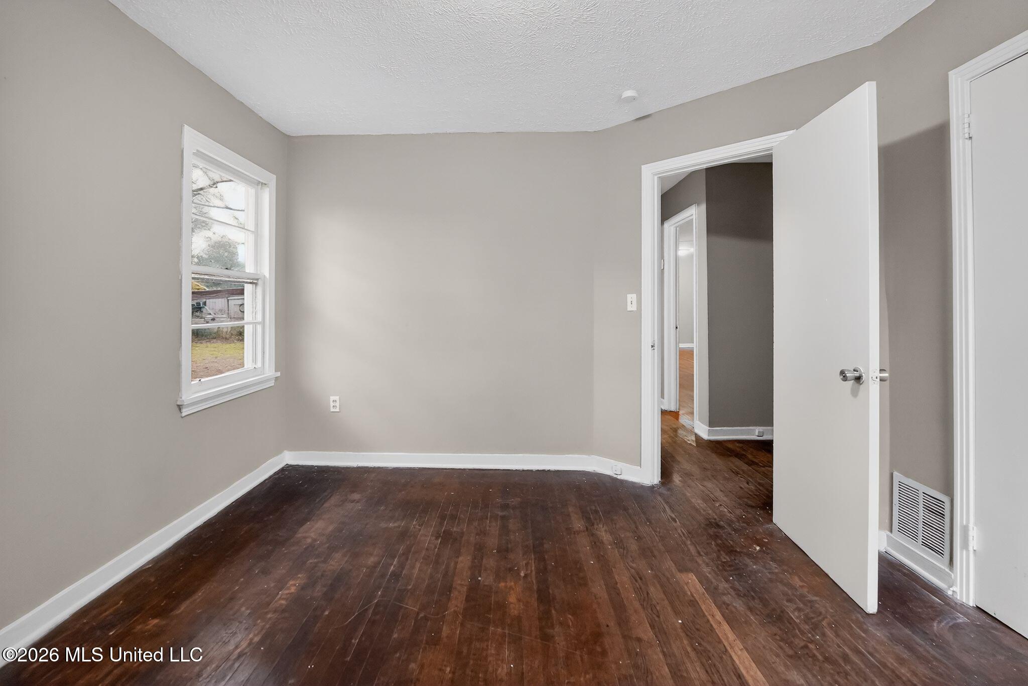 734 Montclair Place Jackson, MS 39206 - Photo 11 of 37 11_734_Montclair_Pl_Jackson_MS_39206-Liv