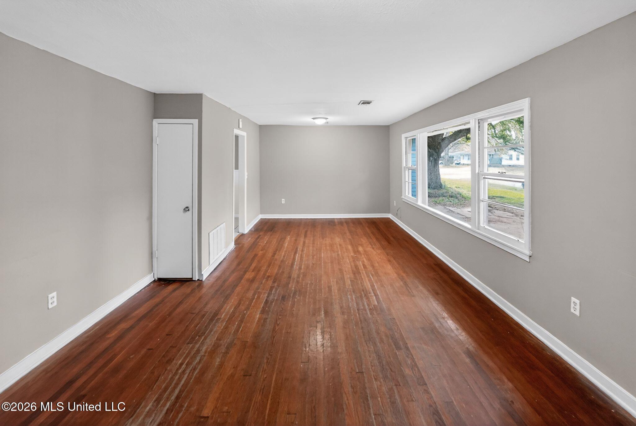 734 Montclair Place Jackson, MS 39206 - Photo 15 of 37 15_734_Montclair_Pl_Jackson_MS_39206-Liv