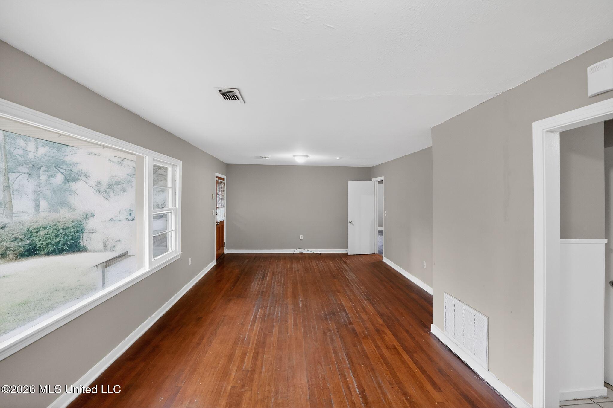 734 Montclair Place Jackson, MS 39206 - Photo 16 of 37 16_734_Montclair_Pl_Jackson_MS_39206-Liv