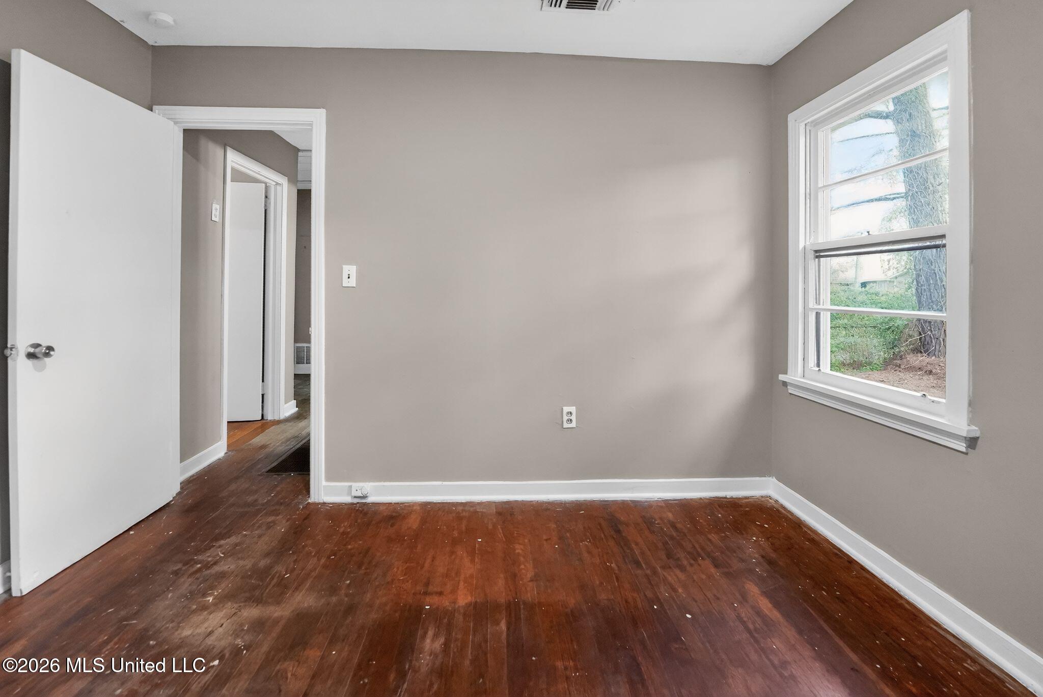 734 Montclair Place Jackson, MS 39206 - Photo 18 of 37 18_734_Montclair_Pl_Jackson_MS_39206-Liv