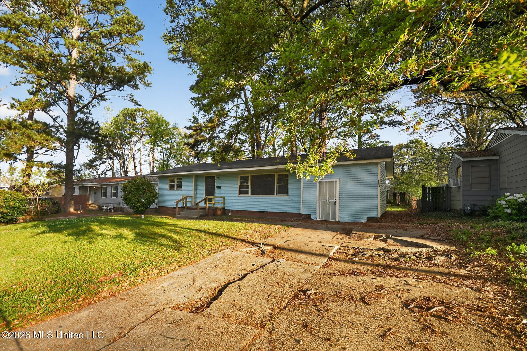 734 Montclair Place Jackson, MS 39206 - Photo 2 of 37 03_734_Montclair_Pl_Jackson_MS_39206-Ext
