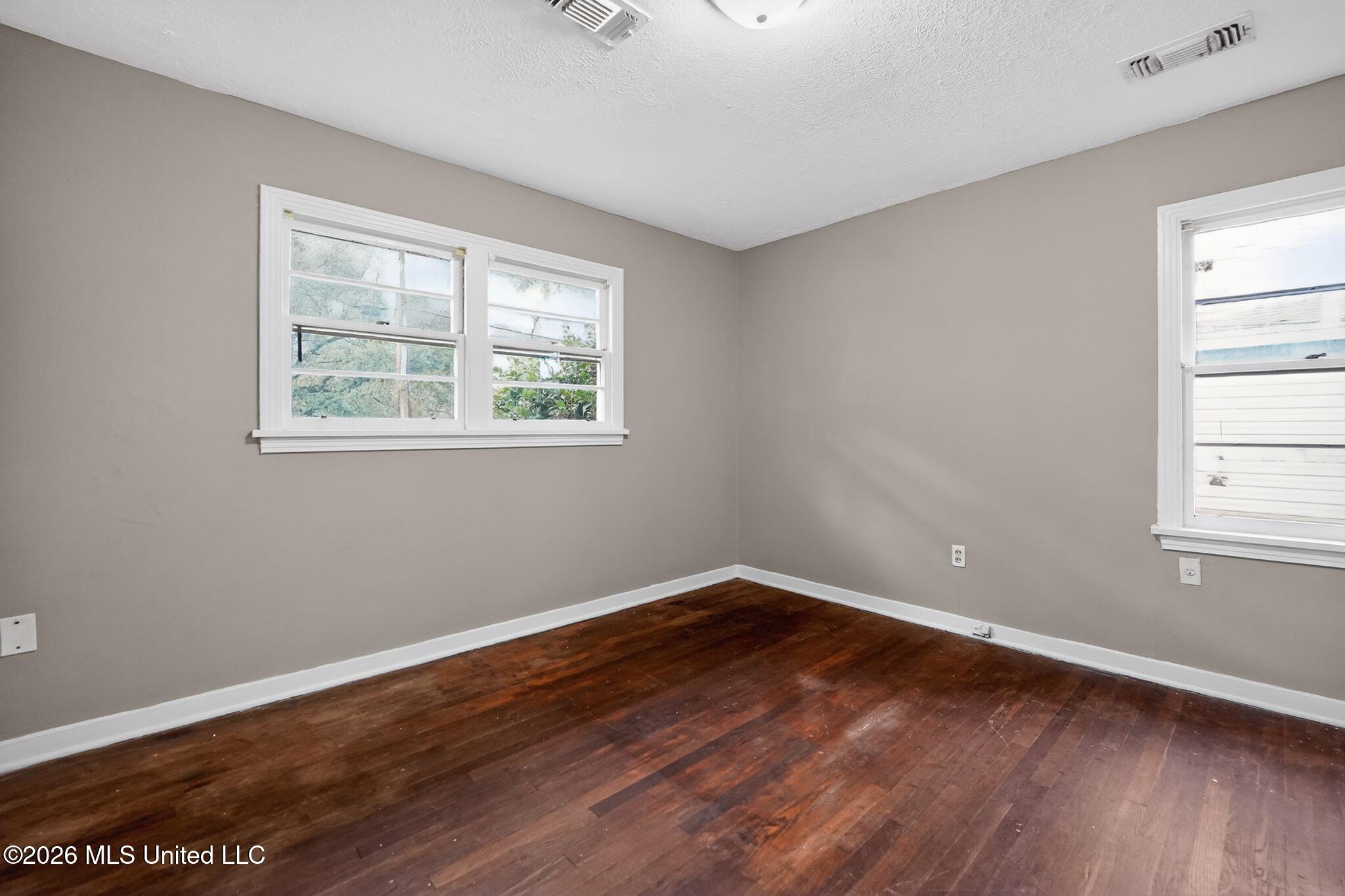 734 Montclair Place Jackson, MS 39206 - Photo 21 of 37 21_734_Montclair_Pl_Jackson_MS_39206-Liv