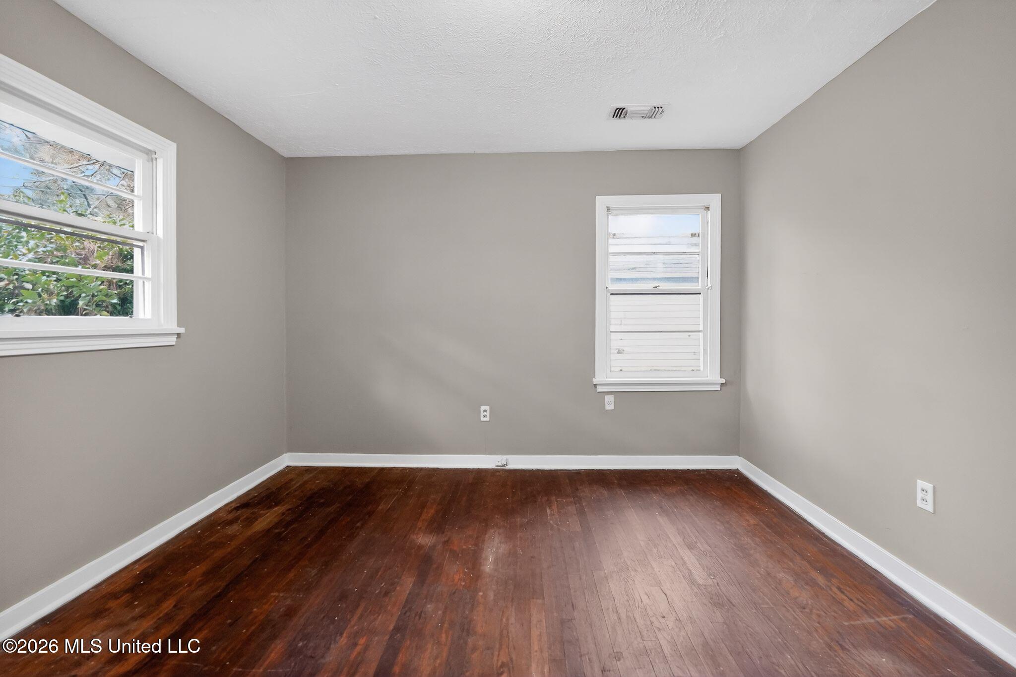 734 Montclair Place Jackson, MS 39206 - Photo 23 of 37 23_734_Montclair_Pl_Jackson_MS_39206-Liv