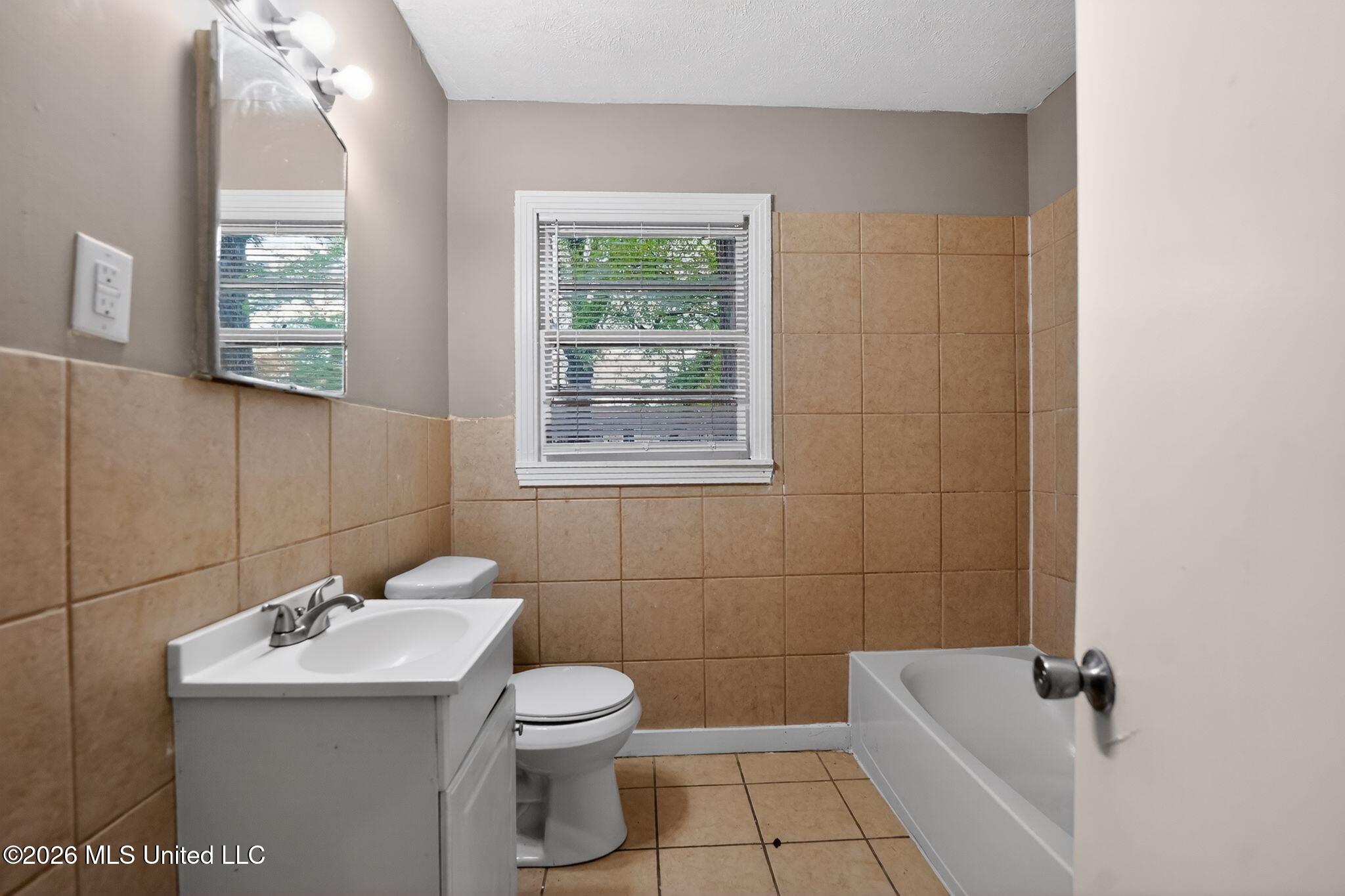 734 Montclair Place Jackson, MS 39206 - Photo 36 of 37 36_734_Montclair_Pl_Jackson_MS_39206-Bat