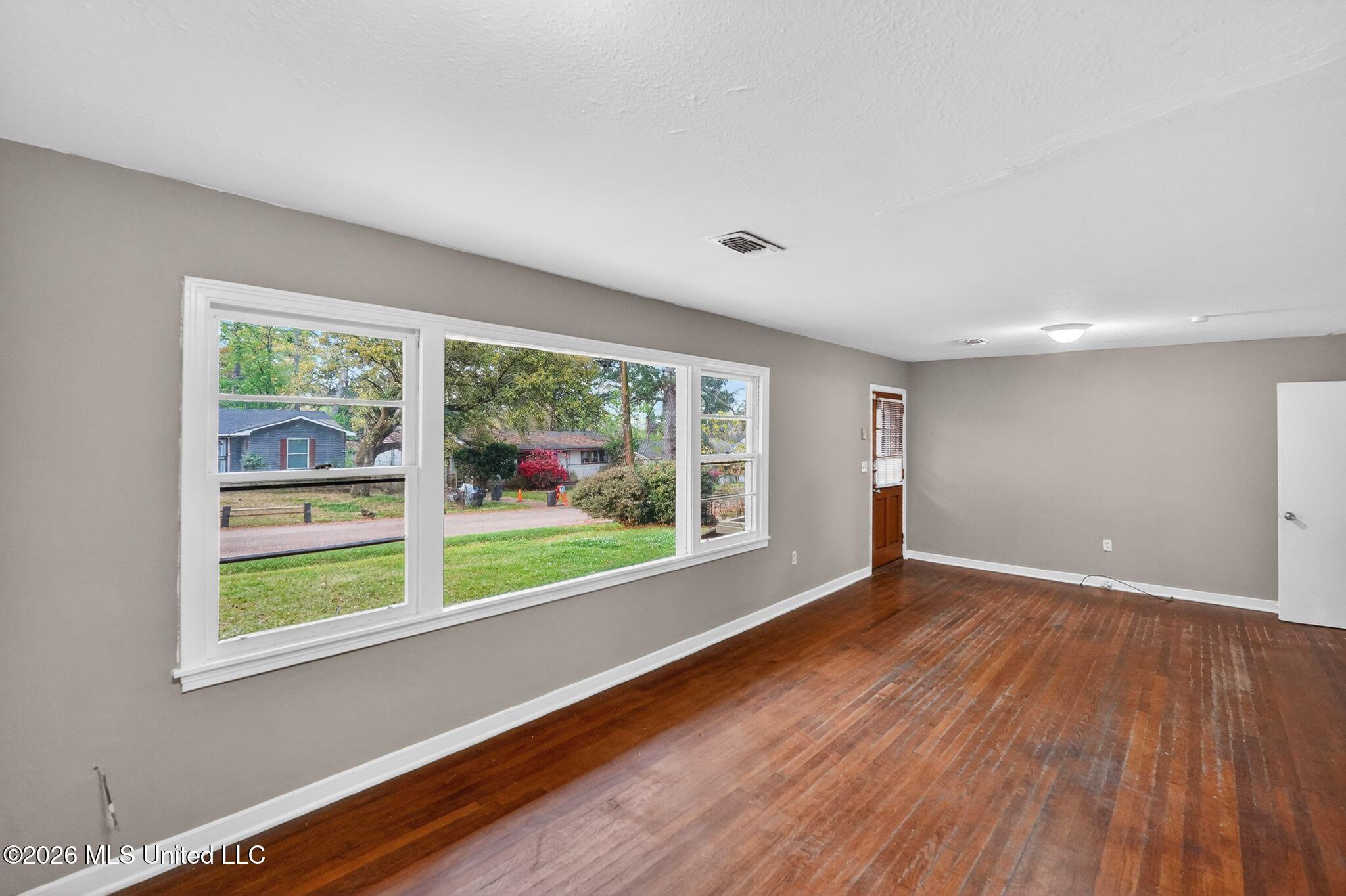 734 Montclair Place Jackson, MS 39206 - Photo 8 of 37 08_734_Montclair_Pl_Jackson_MS_39206-Liv