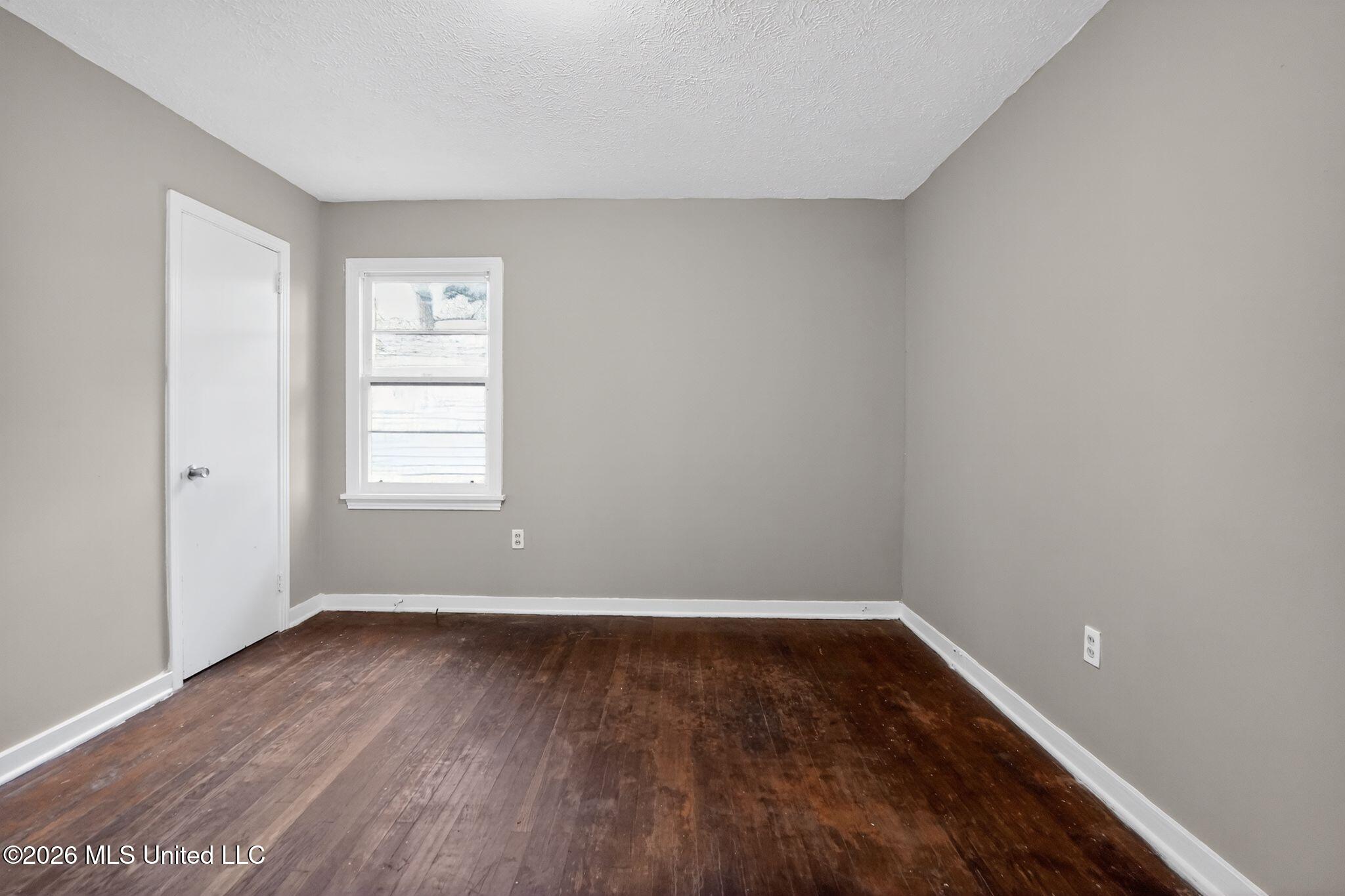 734 Montclair Place Jackson, MS 39206 - Photo 9 of 37 09_734_Montclair_Pl_Jackson_MS_39206-Liv