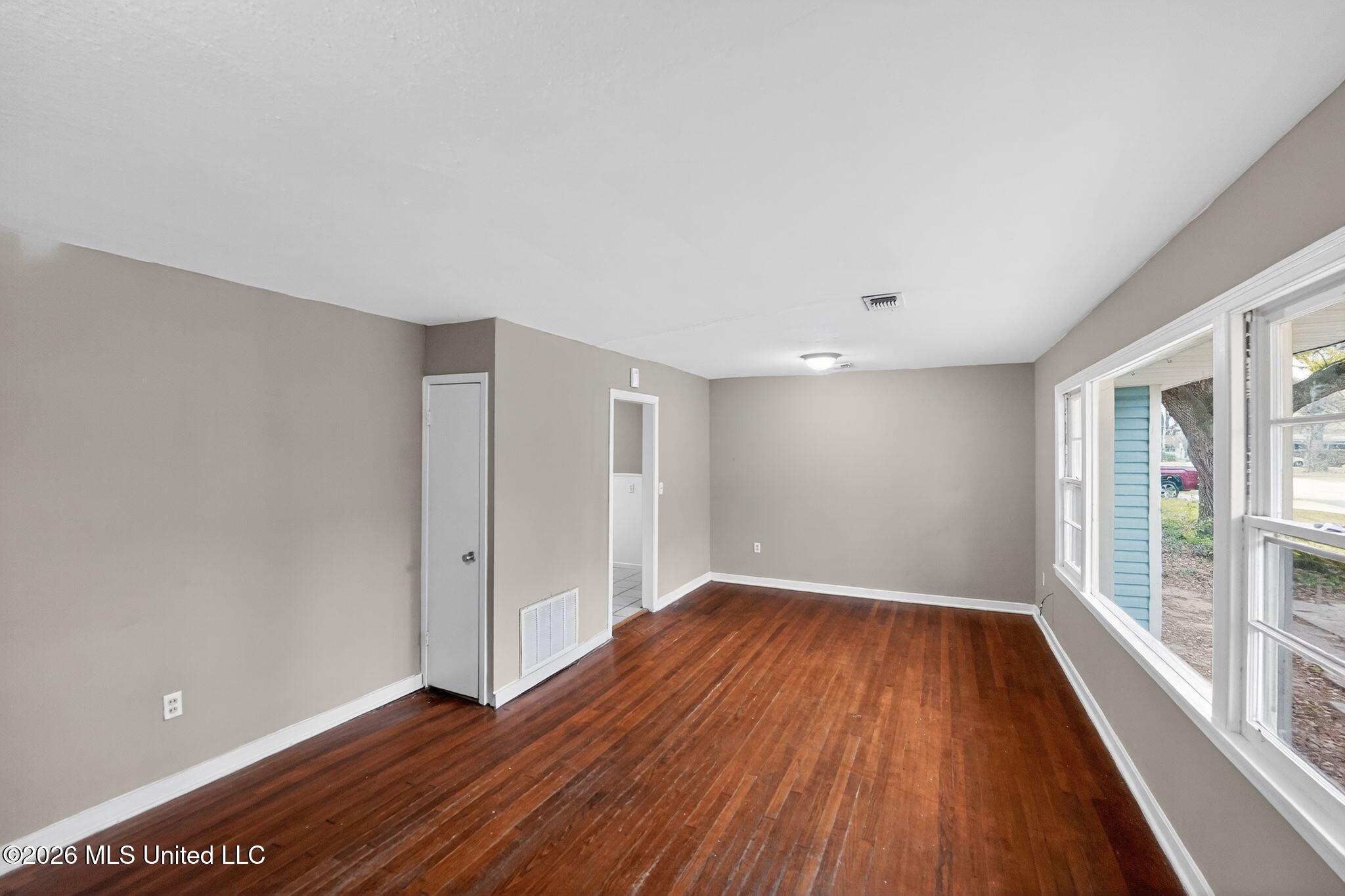 734 Montclair Place Jackson, MS 39206 - Photo 10 of 37 10_734_Montclair_Pl_Jackson_MS_39206-Liv