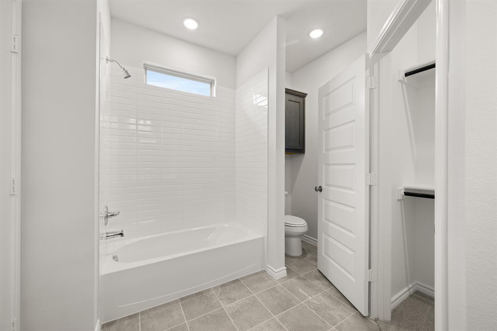 409-411 Saddle Drive Denton, TX 76209 - Photo 18 of 29 a spacious bathroom with a bathtub and a shower