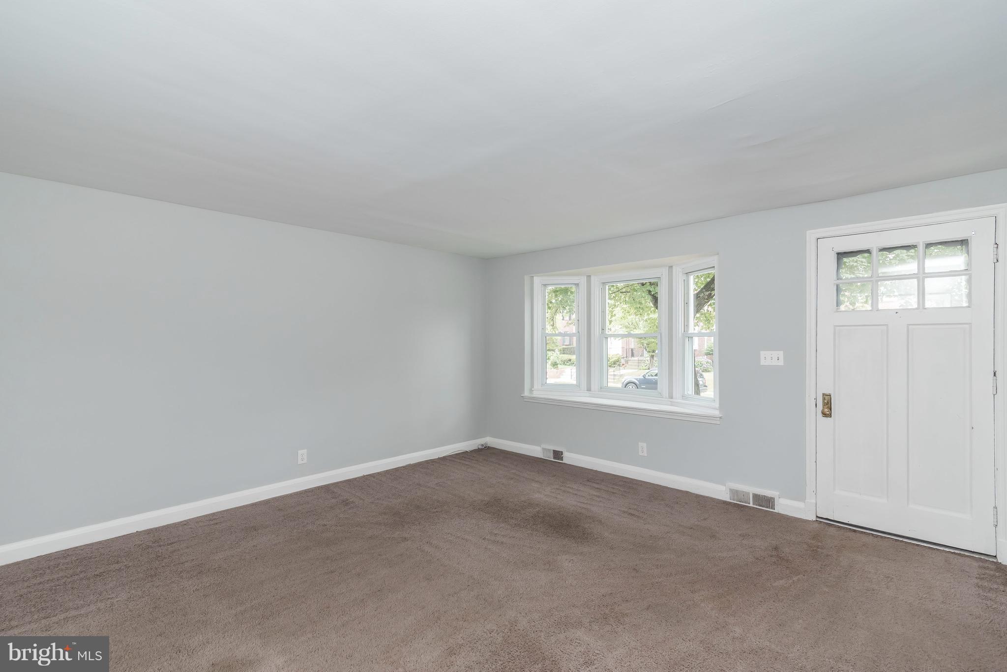 108 Overbrook Road Baltimore, MD 21212 - Photo 3 of 30 Bright & Airy Living Room
