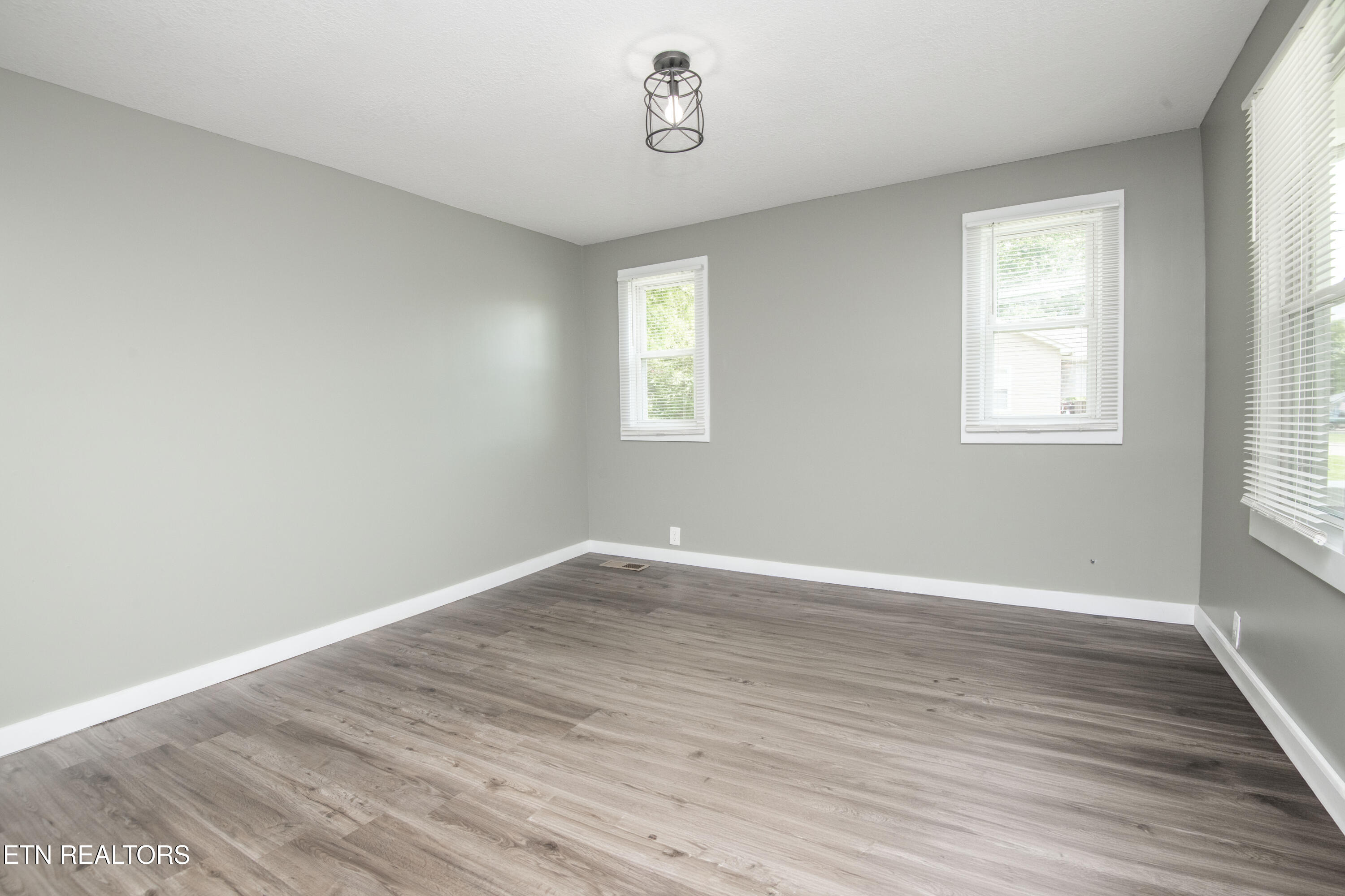 912 Medaris Street Clinton, TN 37716 - Photo 10 of 44 living 2