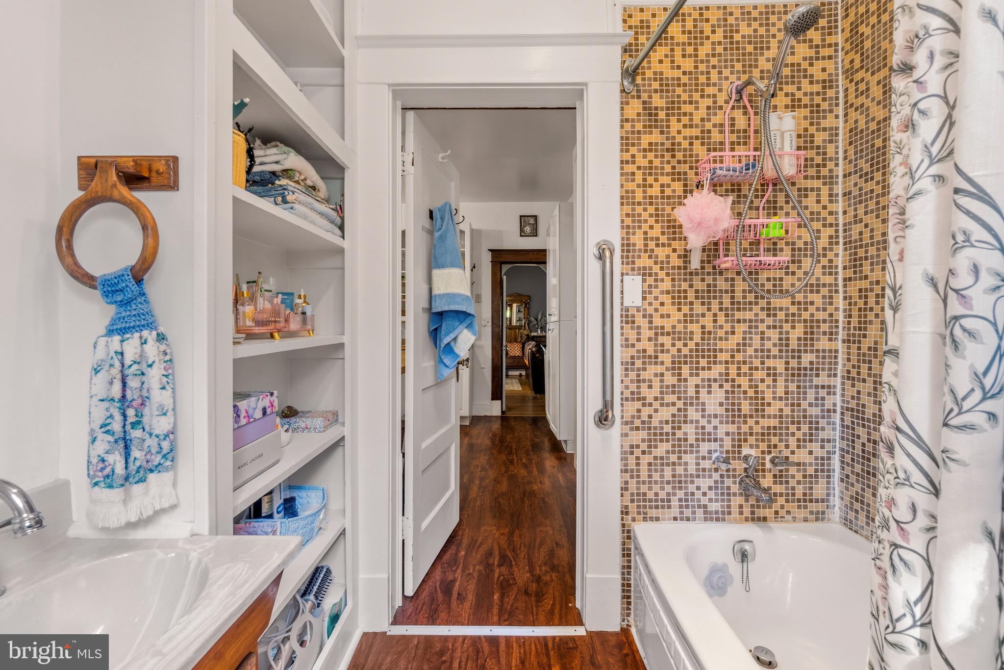 210 Mallow Hill Road Baltimore, MD 21229 - Photo 19 of 43 Main floor full bathroom