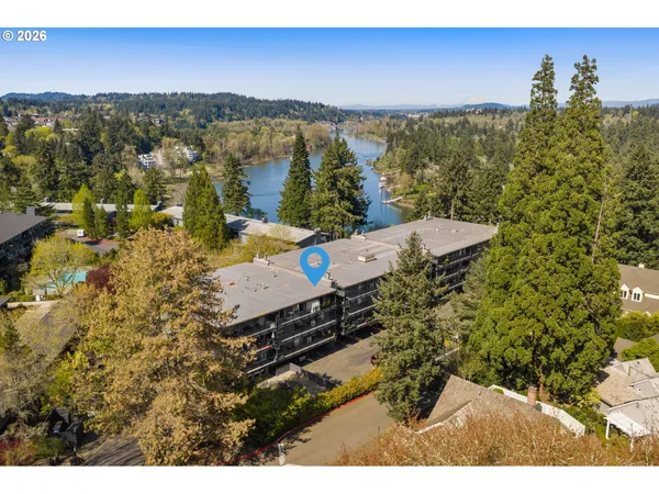 $425,000 | 200 Southwest Burnham Road, Unit 402, Lake Oswego, OR 97034