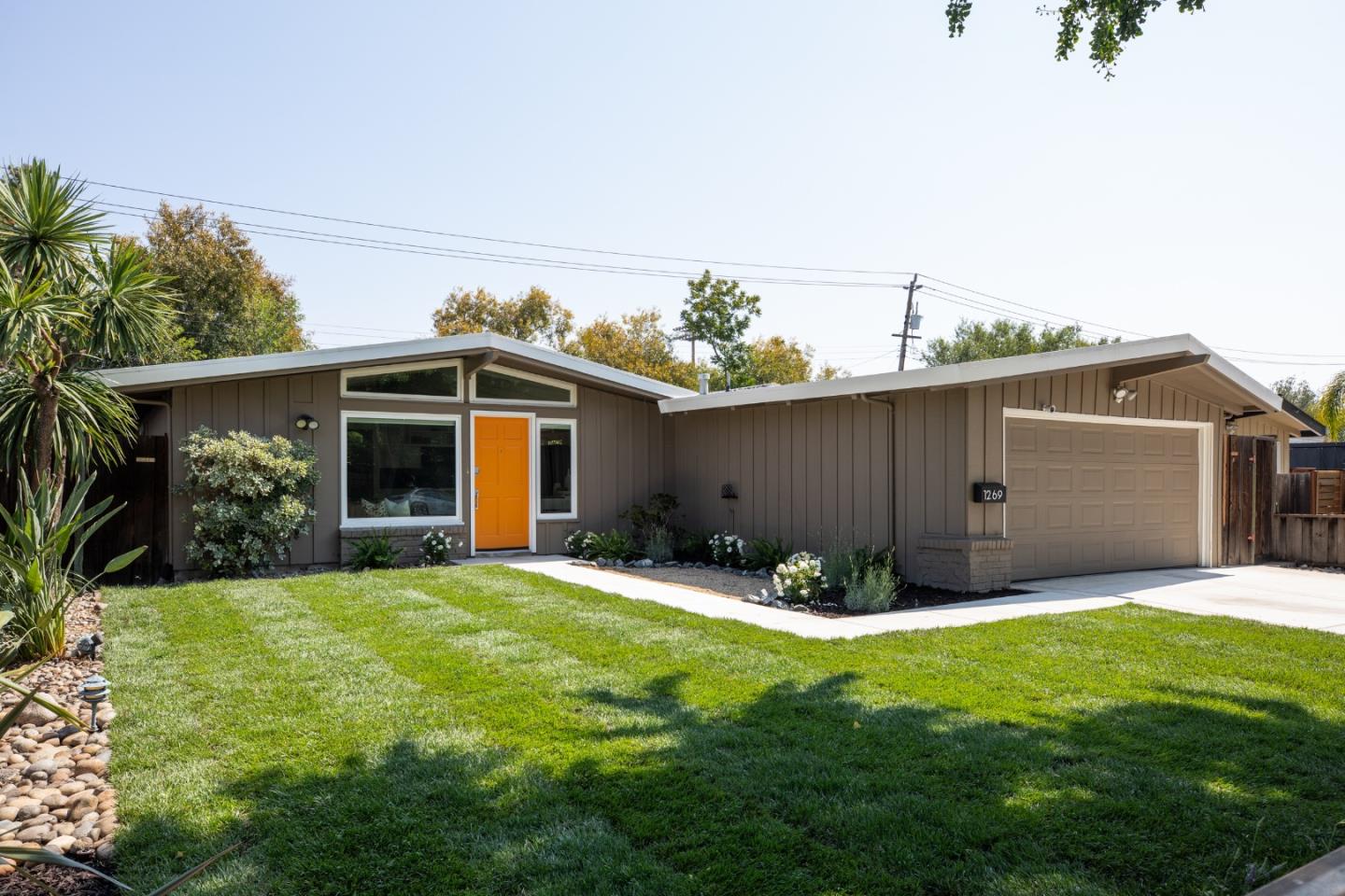 a view of a house with yard and garage