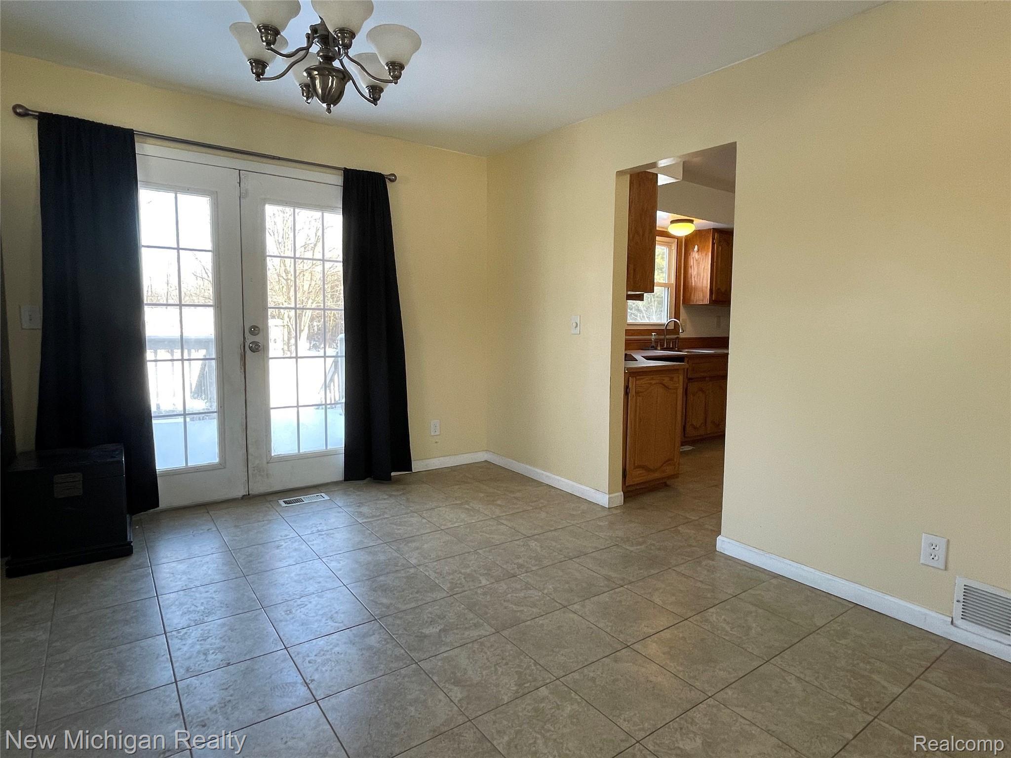 1900 Alsdorf Avenue Rochester, MI 48309 - Photo 12 of 16 dining.jpeg