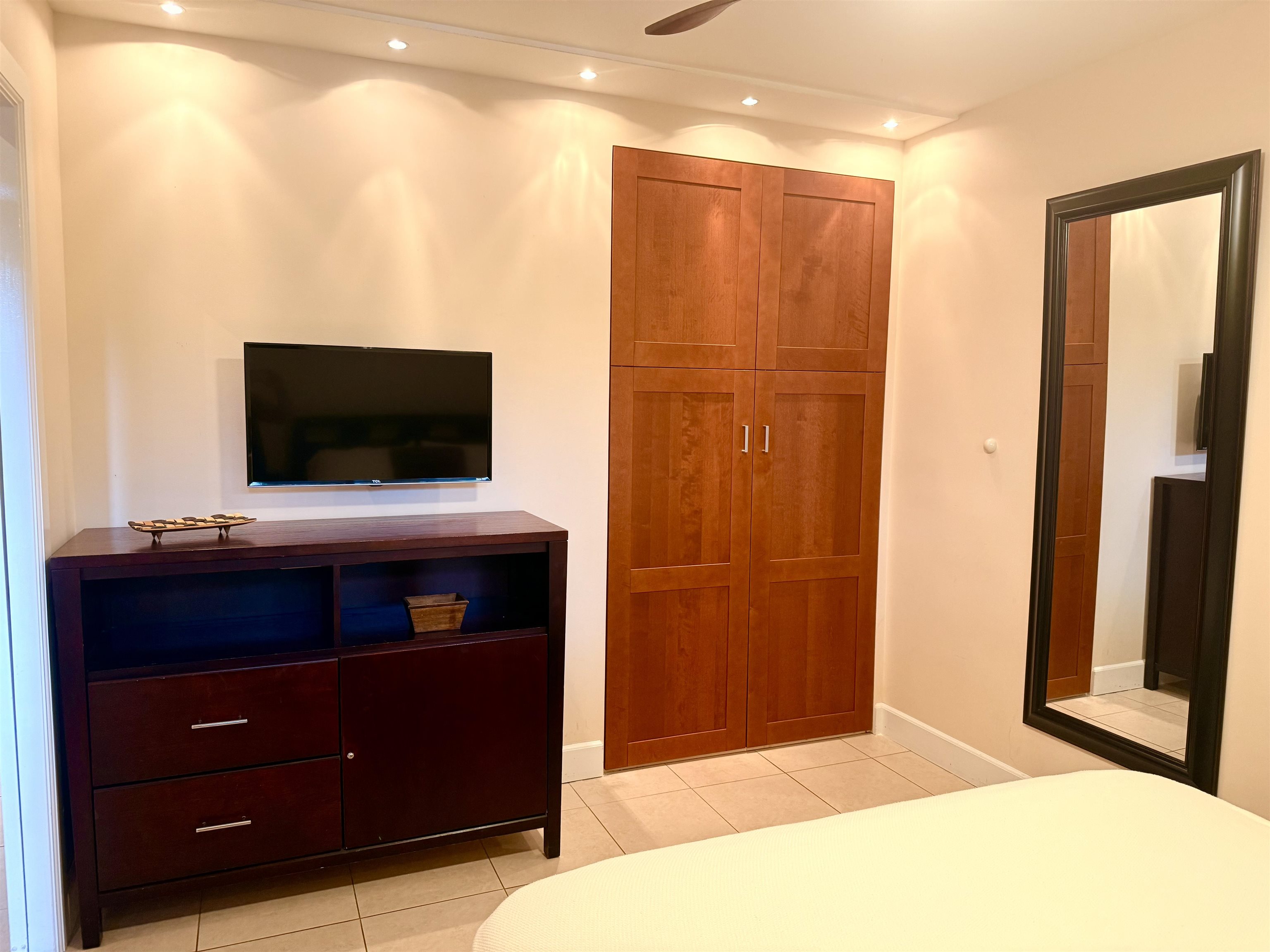 3959 Lower Honoapiilani Road, Unit 503 Lahaina, HI 96761 - Photo 16 of 47 a living room with a flat screen tv and dresser