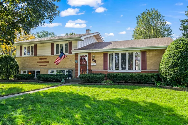 $500,000 | 102 Yates Lane, Mount Prospect, IL 60056