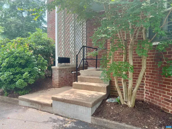 $1,570 | 1931 Thomson Road, Unit B, Charlottesville, VA 22903
