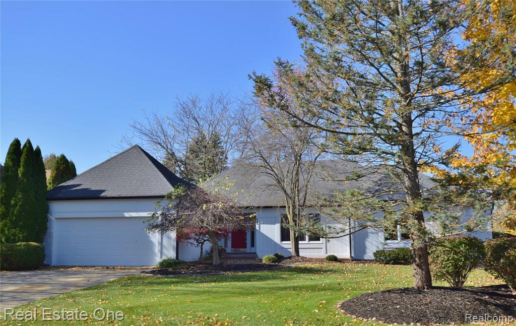 673 Augusta Drive Rochester Hills, MI 48309 - Photo 1 of 36