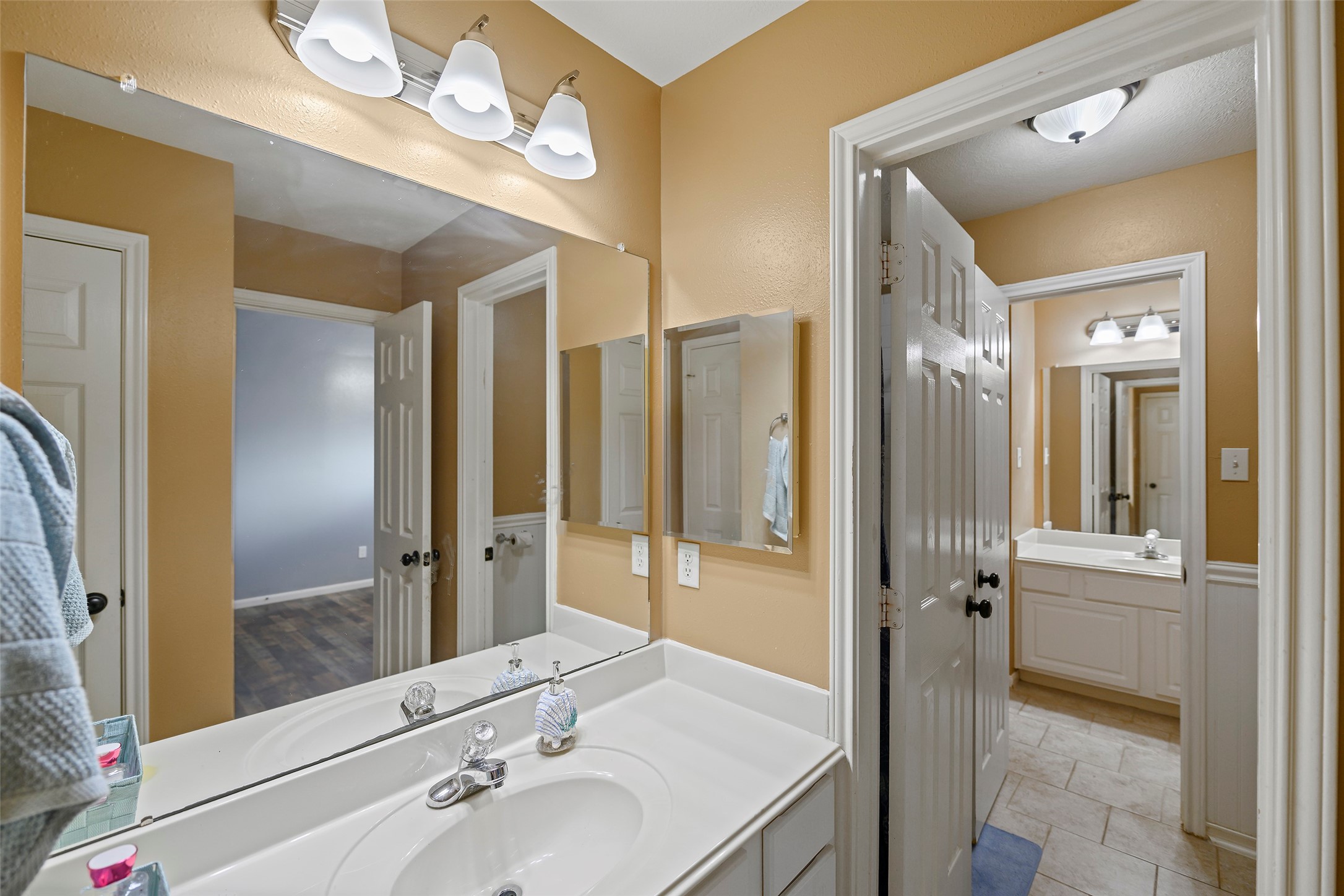 9211 Memorial Grove Drive Spring, TX 77379 - Photo 28 of 47 Jack and jill bathroom for third and fourth bedroom.
