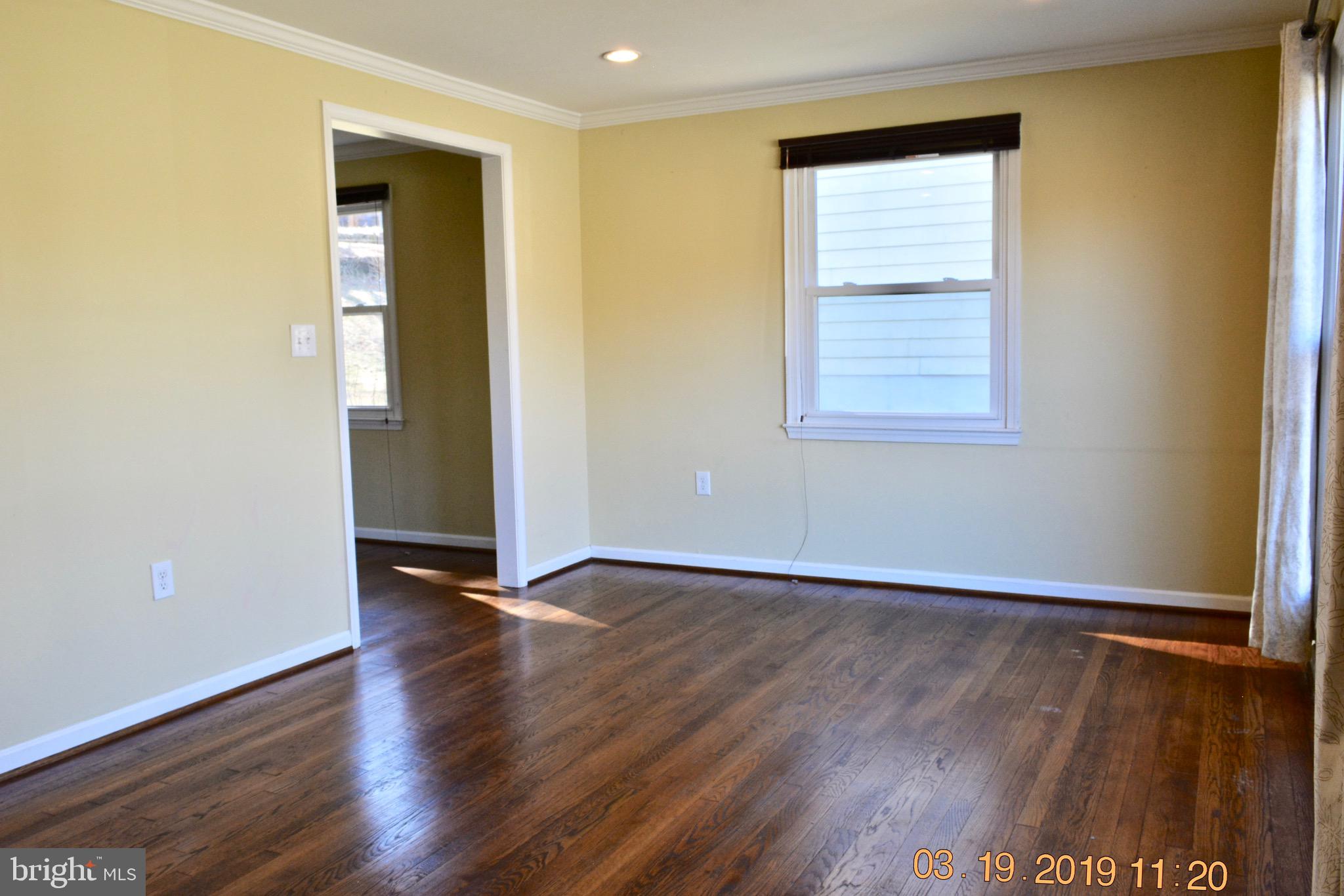 823 Cliffedge Road Baltimore, MD 21208 - Photo 3 of 32 Bright, light-filled living room