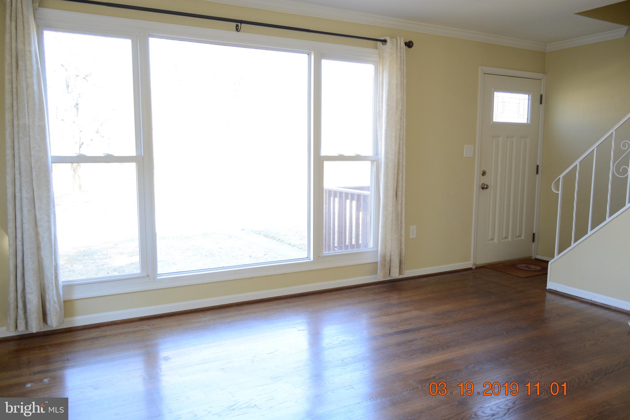 823 Cliffedge Road Baltimore, MD 21208 - Photo 4 of 32 Bright, light-filled living room
