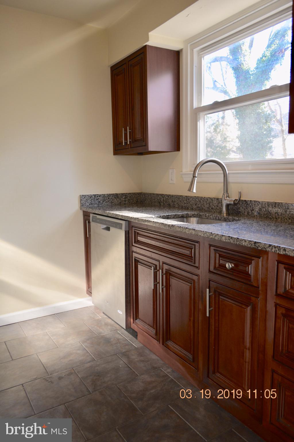 823 Cliffedge Road Baltimore, MD 21208 - Photo 7 of 32 Upgraded kitchen