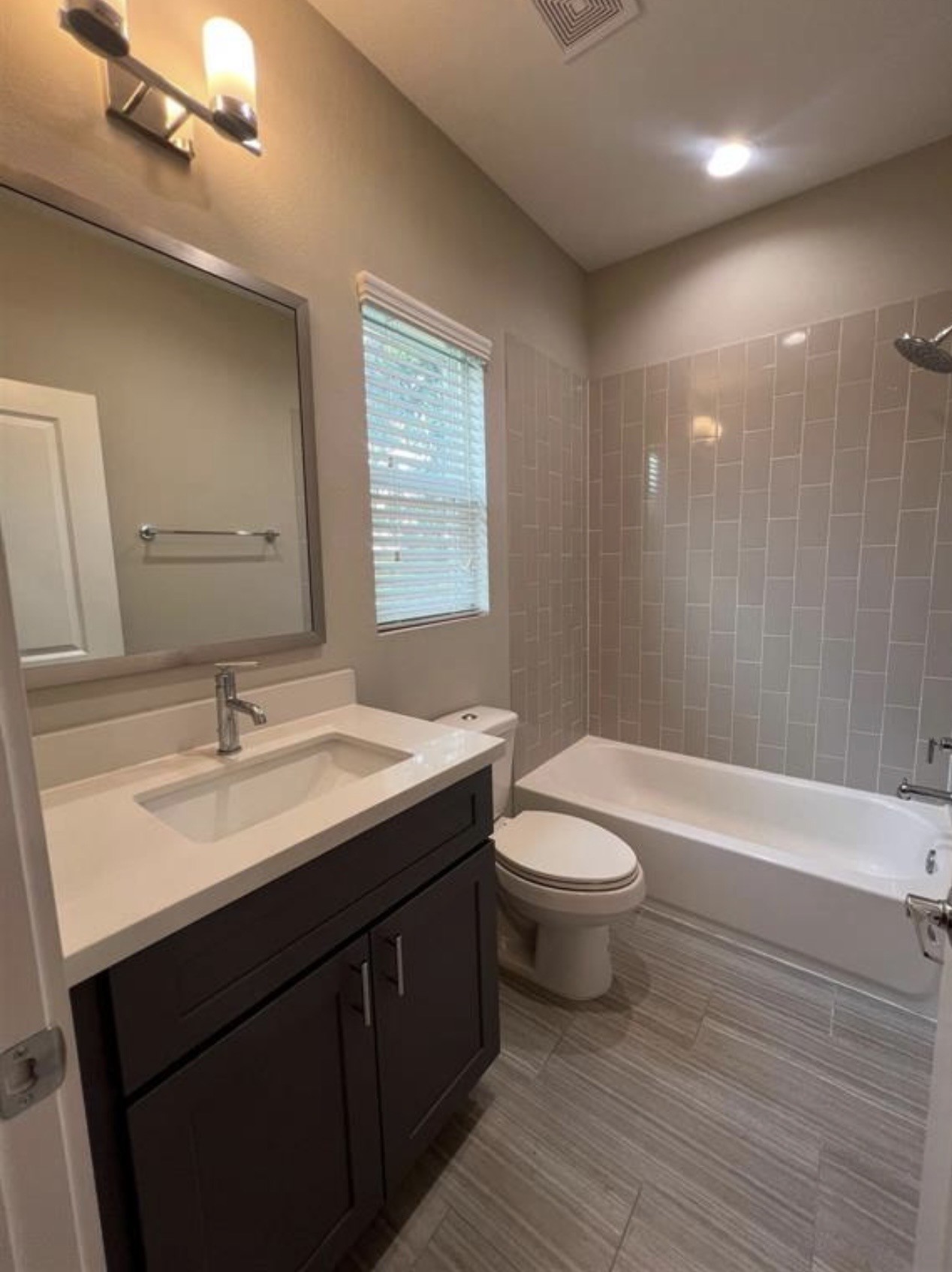 1224 Upton Street Houston, TX 77020 - Photo 35 of 48 3rd floor in-suite bathroom