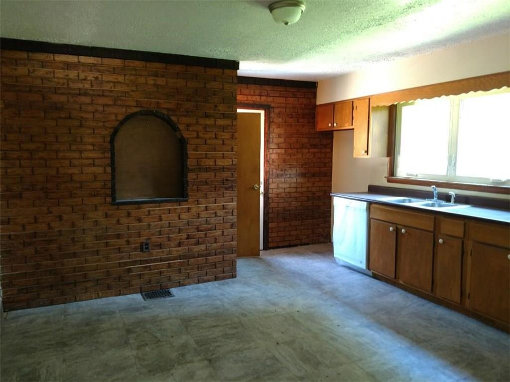 466 Beaver Street Rochester, PA 15074 - Photo 8 of 9 Large eatin kitchen..